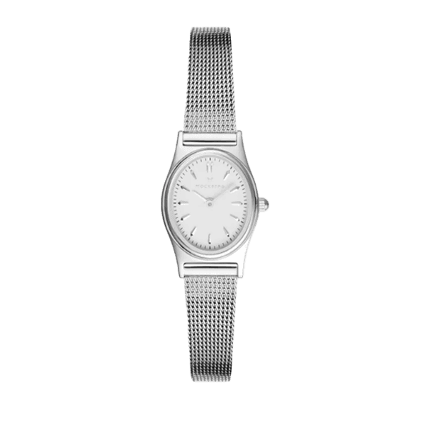 Et sølvfarget armbåndsur med nettingrem og en minimalistisk hvit urskive med sølvfargede timemarkører og visere.