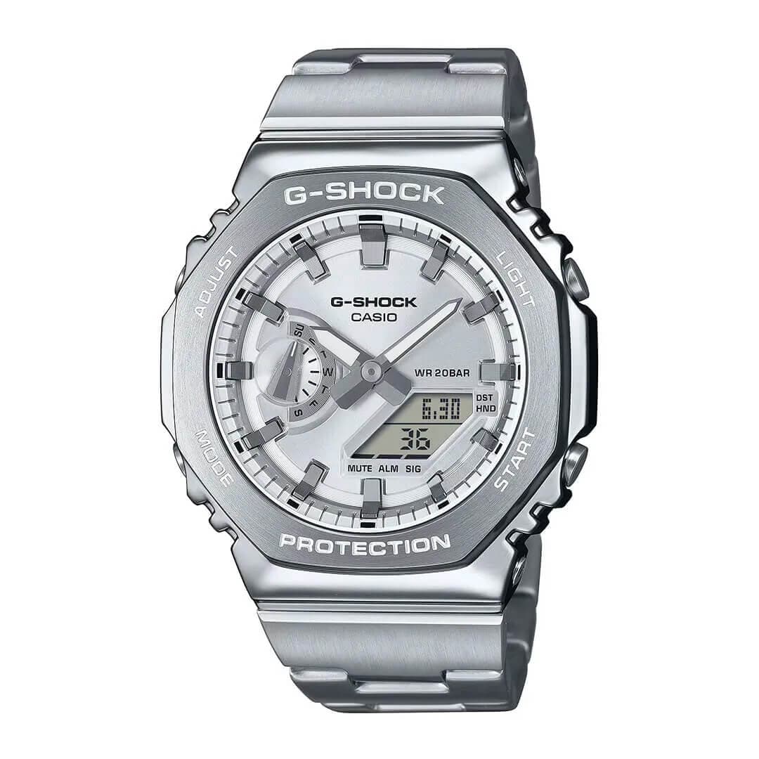 Sølvfarget Casio G-Shock-klokke med analog-digital urskive, markerte timemarkører, knapper merket for justering og en rem i rustfritt stål.